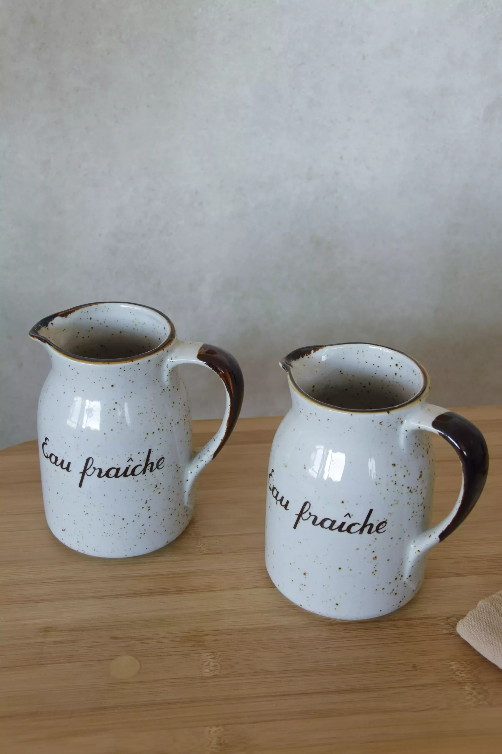 Lot de 2 pichets d'eau « Eau fraîche » en grès piqueté crème – Image 4
