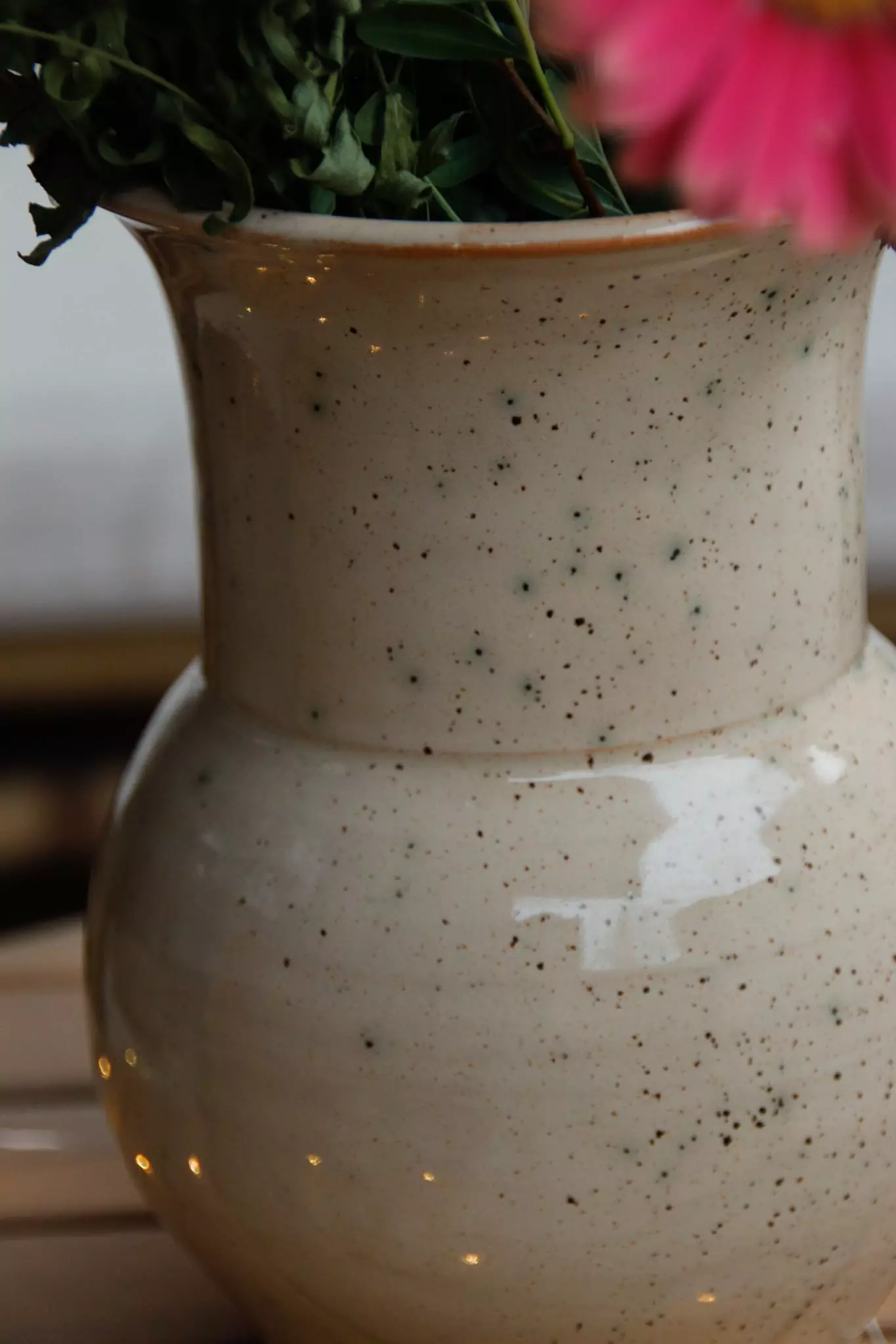 Vase artisanal beige moucheté marron col évasé – Image 4