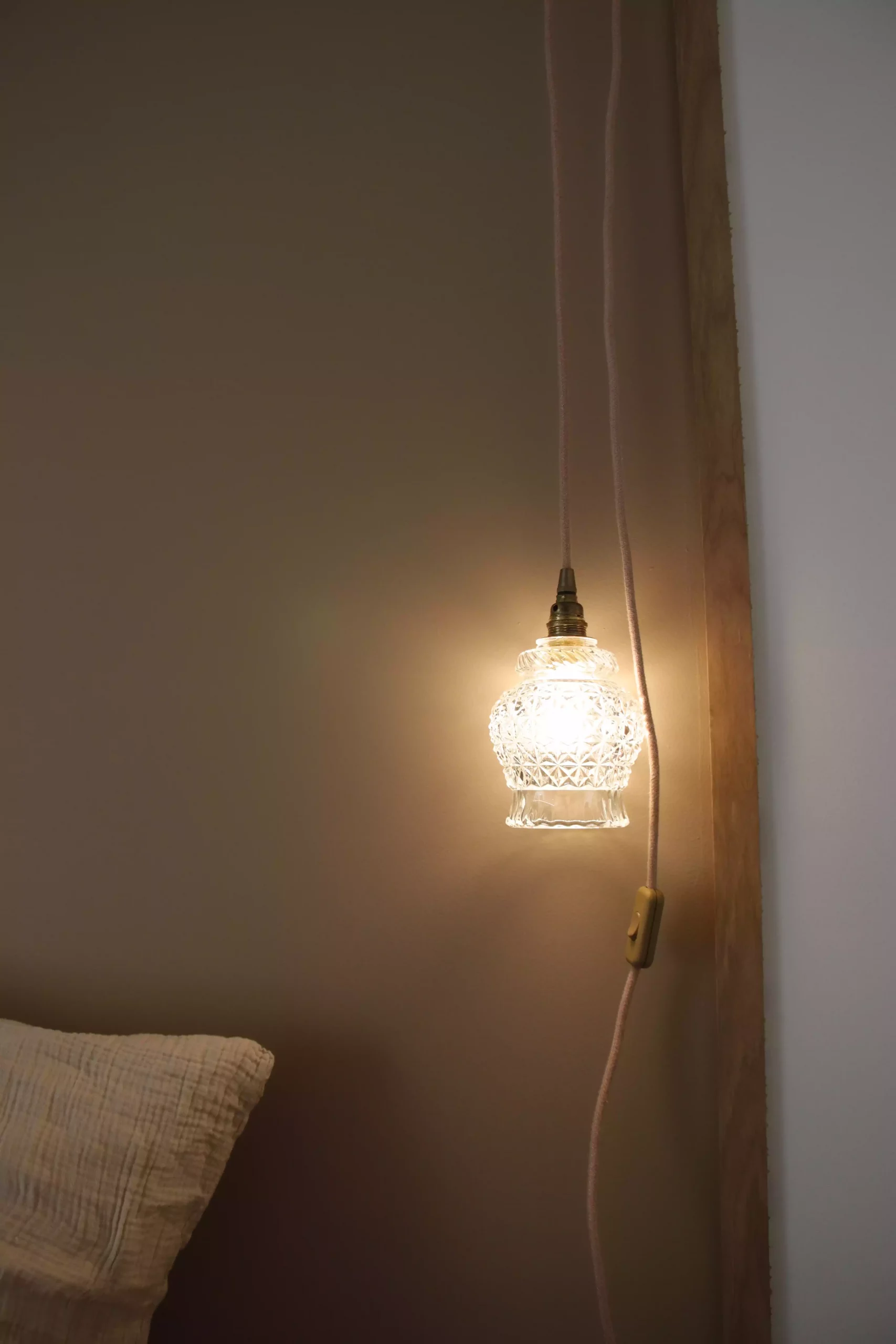 Paire de baladeuses avec abat-jour en verre ciselé câble vieux rose – Image 4